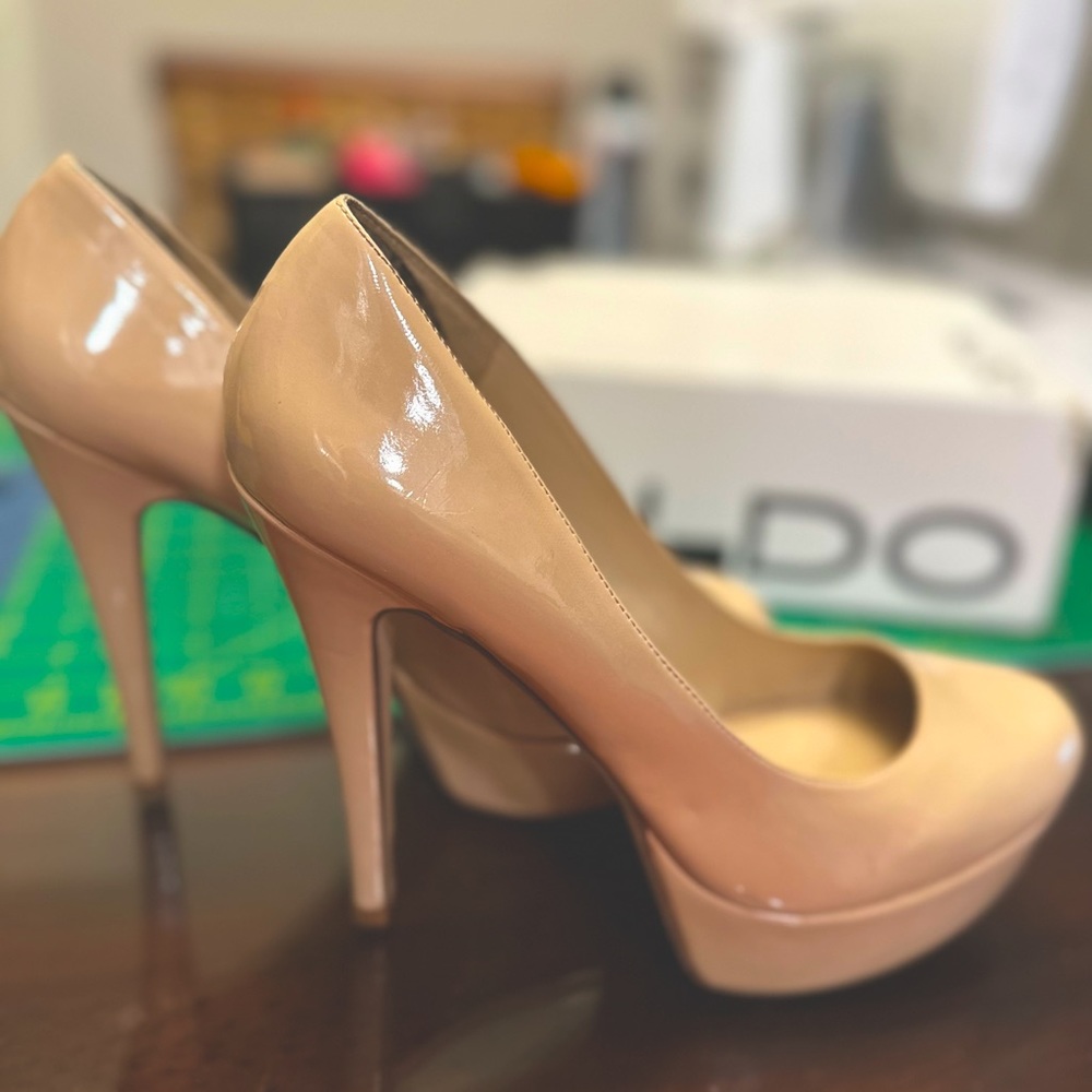 Aldo Cape Coral Size 10 patent leather platform heels—beige